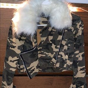 Camo jean jacket with fur around collar
